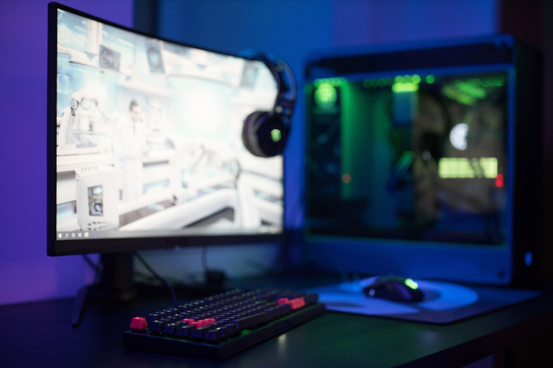 Setup gamer moderno com luzes LED