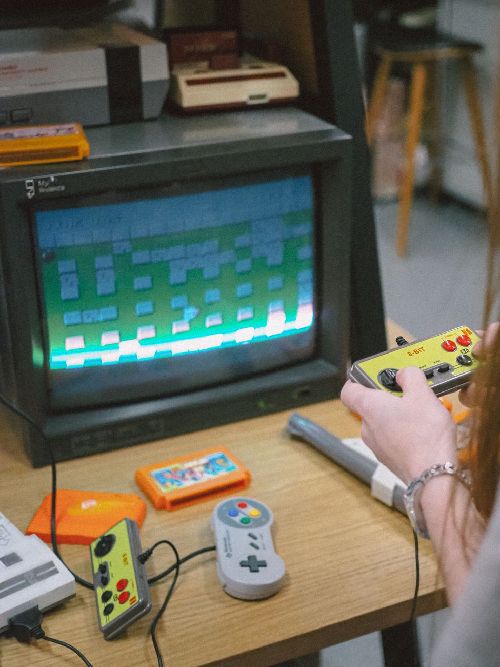Videogames retrô jogados em monitor clássico CRT